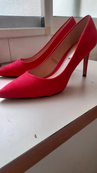 Salones de tacón rojos de ante