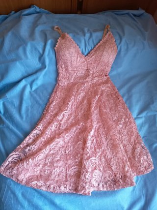 Vestido de tirantes rosa de encaje