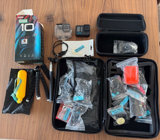 GoPro Hero 10 Black con accesorios y caja