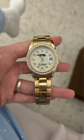 Reloj Dorado con Pedrería