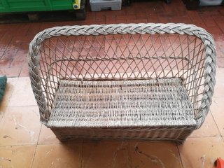 Baúl asiento mimbre con respaldo