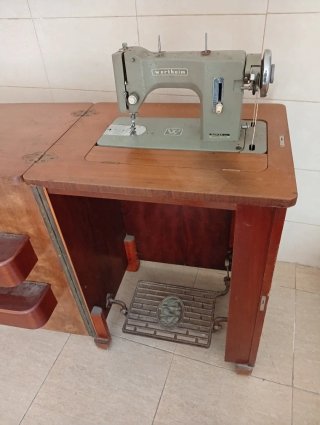 Máquina de coser Wertheim con mueble