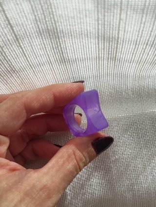 Anillo de resina morado