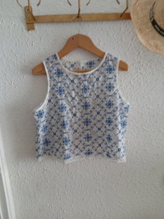 Blusa sin mangas con bordado
