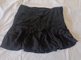 Falda negra con volantes