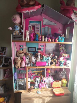 muñecas con colección de peluches