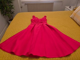 Vestido rosa frambuesa con encaje