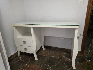Mesa de estudio blanca con cajones