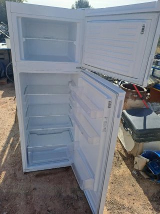 Nevera de dos puertas blanca