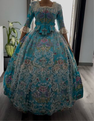 Traje de fallera azul con bordados