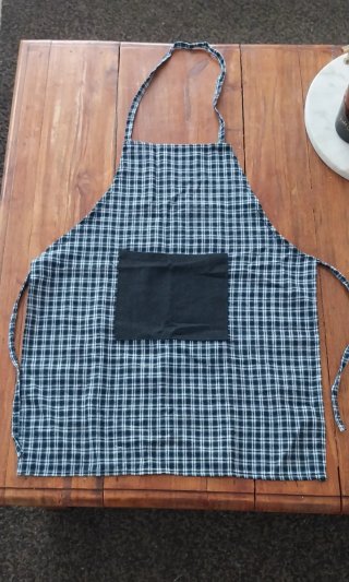 Delantal de cuadros blanco, azul marino y negro