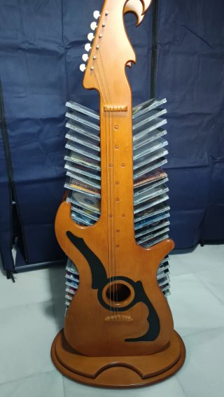 Soporte para CDs con forma de guitarra