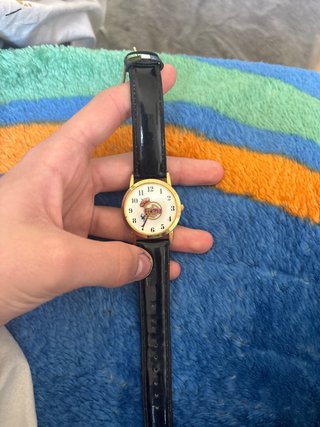 Reloj con correa negra y esfera blanca
