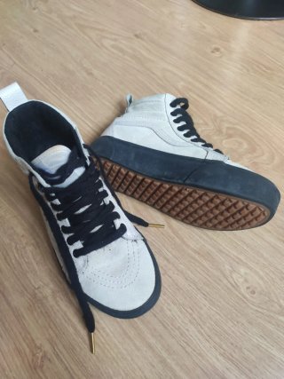 Zapatillas piel beige suela negra Vans Talla 38.5