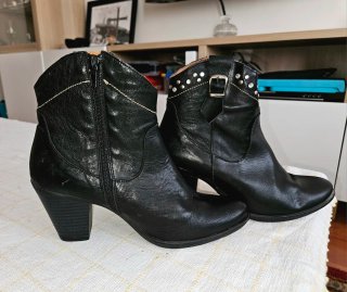 Botines Negros con Tacón y Tachuelas
