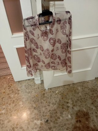 Blusa de vestir transparente estampada