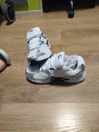 Zapatillas Nike Blancas y Plateadas