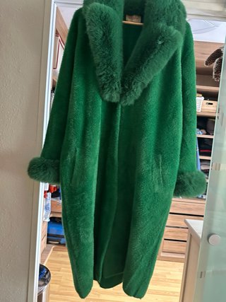 Abrigo Verde con Detalle de Pelo( medida 140 ancho