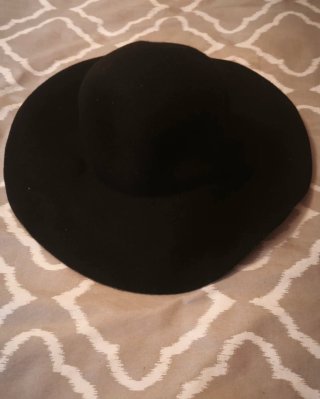 Sombrero de fieltro negro