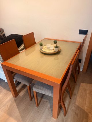Mesa de comedor extensible y 4 sillas
