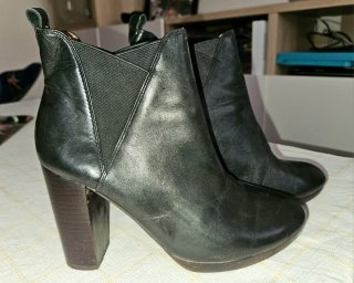 Botines con tacón negros