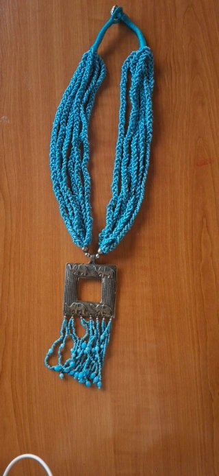 Collar con colgante de elefantes