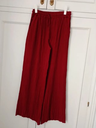 Pantalón fino de mujer color granate