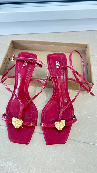 Sandalias Zara Rojas con Corazón joya.