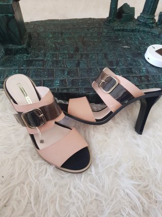 Sandalias Hannibal Laguna con pequeña Tara nuevos