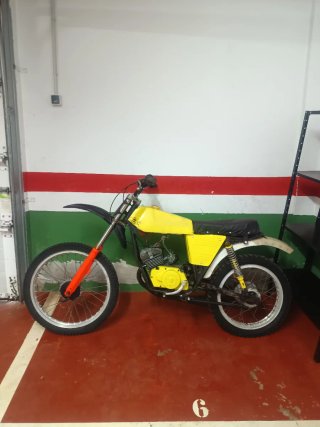 Moto de Cross Amarilla