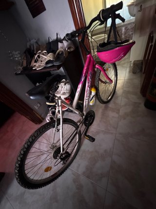 Bicicleta de montaña con casco