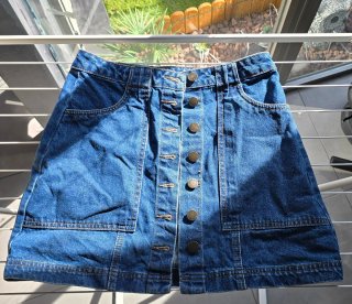 Falda vaquera azul con botones