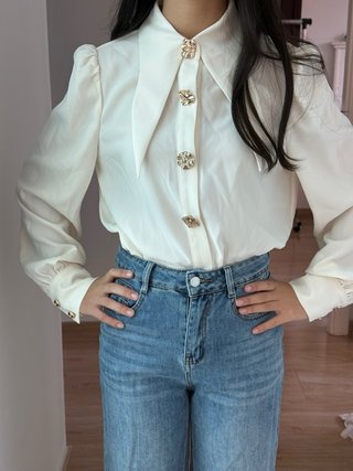 Blusa Blanca con Botones Decorativos