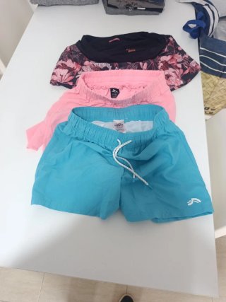 Lote de 2 Pantalones Cortos Deportivos y 1 bañador