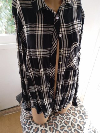 Lote de camisas de cuadros roja y azul y otra blan