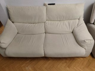 Sofá de dos plazas beige