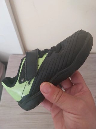 Zapatillas de fútbol negras y verdes