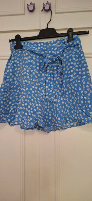 Falda pantalón azul con estampado de flores