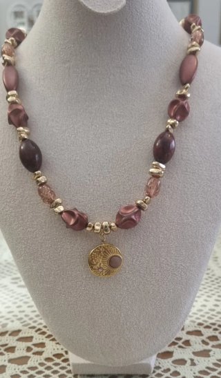Collar Vintage con Cuentas y Colgante