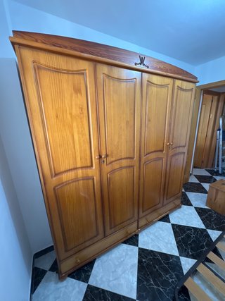 Armario de Madera de Cuatro Puertas