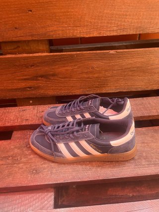 Adidas azul marino con rayas blancas estilo retro