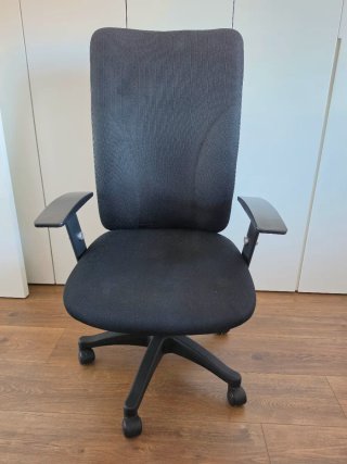 Silla de oficina negra