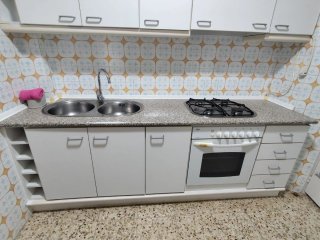 Cocina completa con muebles y electrodomésticos