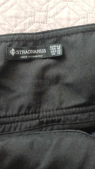 Falda negra Stradivarius