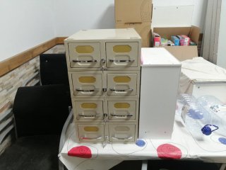 Cajonera metálica con 8 cajones