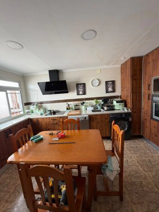 Mesa de madera con 4 sillas