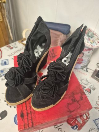 Sandalias de cuña Xti negras