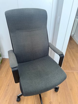 Silla de escritorio gris con ruedas