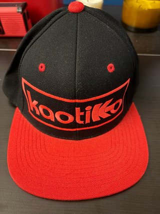 Gorra Kaotiko Negra y Roja
