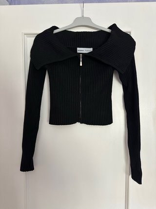 Camiseta negra Bershka con cremallera